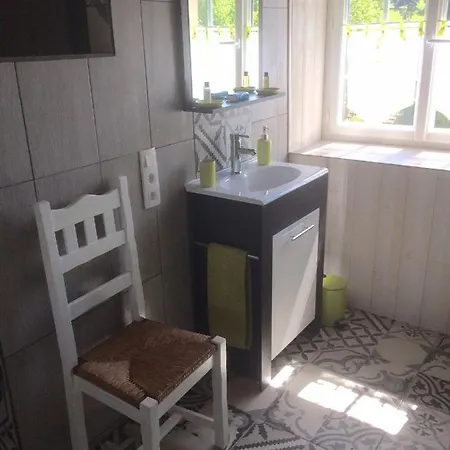 D'hotes Les Vergers De Louise Bed and breakfast Thiolieres